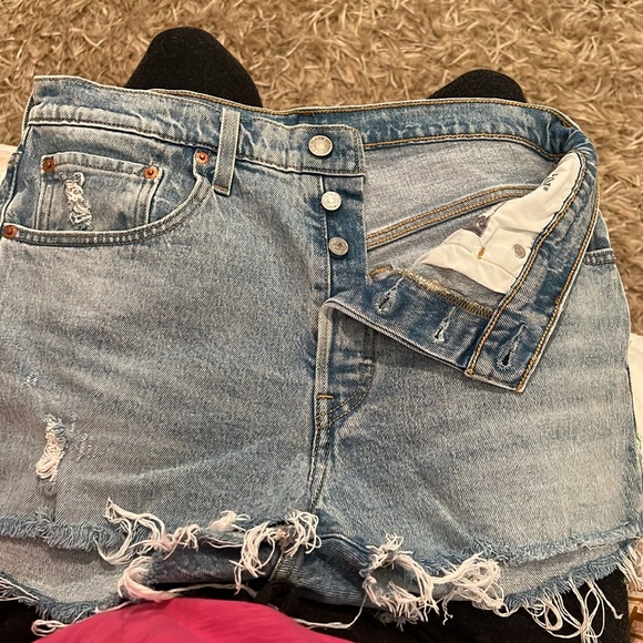 Levi’s Light Denim Shorts - Picture 3 of 7